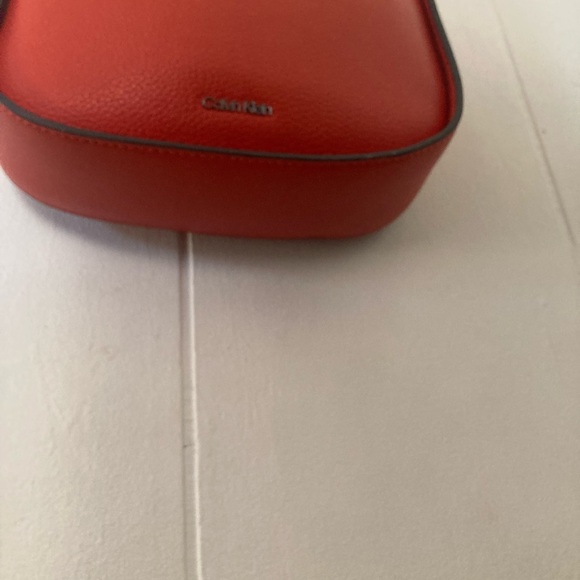 Calvin Klein Red Pebbled Leather crossbody bag - Picture 7 of 9